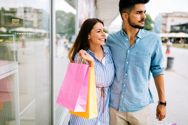 Verliefde paar genieten van samen winkelen — Stockfoto