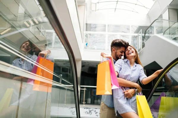 Pareja amorosa disfrutar de compras juntos — Foto de Stock