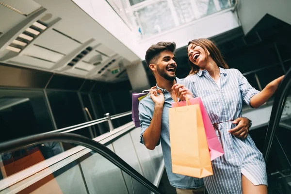 Pareja amorosa disfrutar de compras juntos — Foto de Stock