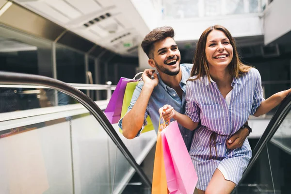  sevgi dolu çift birlikte alışveriş keyfini çıkarın