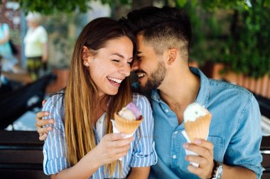  Dondurma yiyen çift.