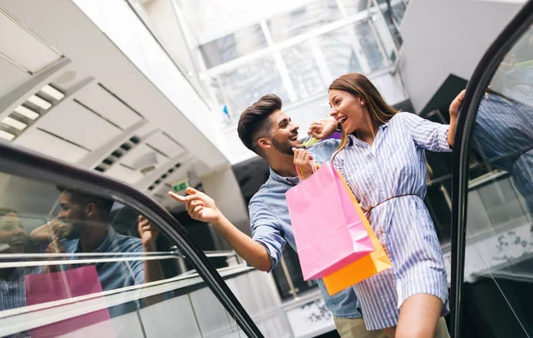 Pareja amorosa disfrutar de compras juntos — Foto de Stock