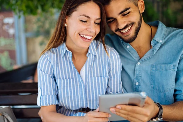 Par på datum som sitter på bänken — Stockfoto