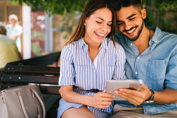 Par på datum som sitter på bänken — Stockfoto