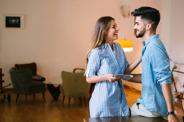 Casal usando tablet digital em casa — Fotografia de Stock