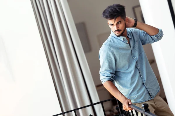 Jovem homem bonito em camisa azul — Fotografia de Stock