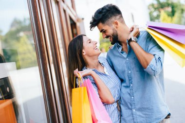  sevgi dolu çift birlikte alışveriş keyfini çıkarın
