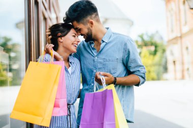  sevgi dolu çift birlikte alışveriş keyfini çıkarın