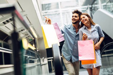  sevgi dolu çift birlikte alışveriş keyfini çıkarın