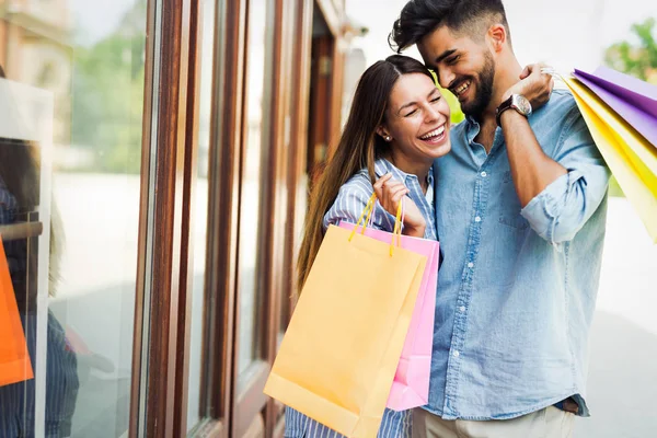 Pareja amorosa disfrutar de compras juntos — Foto de Stock