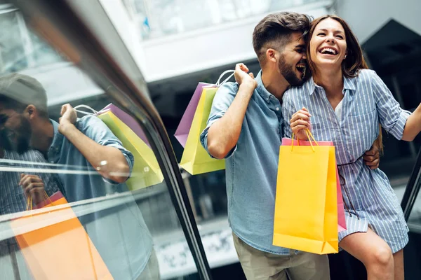 Pareja amorosa disfrutar de compras juntos — Foto de Stock