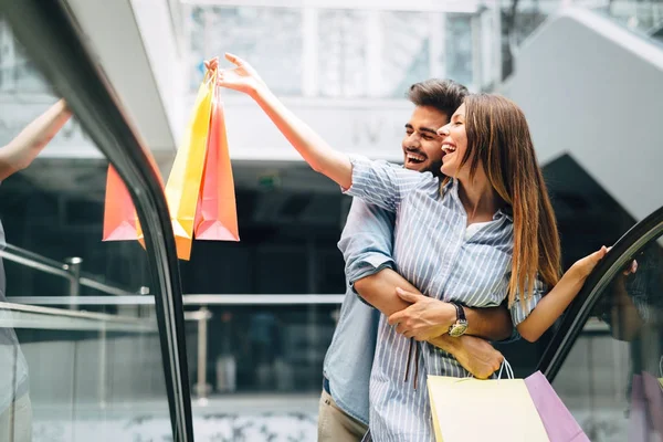 Casal amoroso gosta de fazer compras juntos — Fotografia de Stock