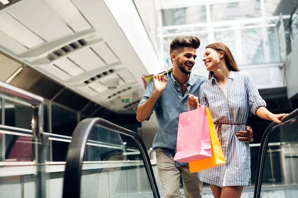 Casal amoroso gosta de fazer compras juntos — Fotografia de Stock