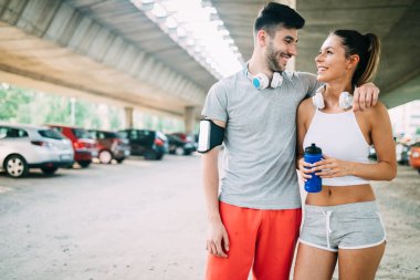 erkek ve kadın koşu, mola sırasında