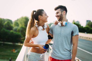 erkek ve kadın koşu, mola sırasında