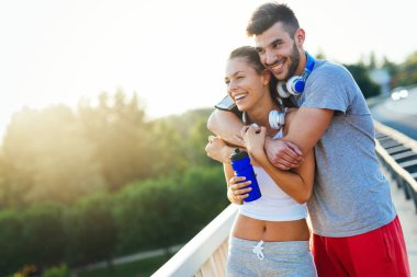 erkek ve kadın koşu, mola sırasında