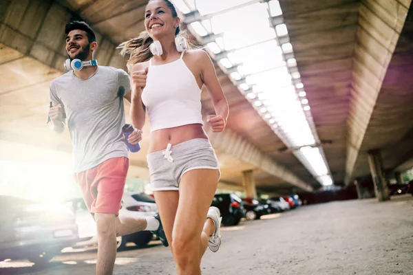 Mann und schöne Frau joggen zusammen — Stockfoto