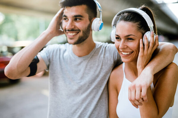 мужчина и женщина во время перерыва бега
