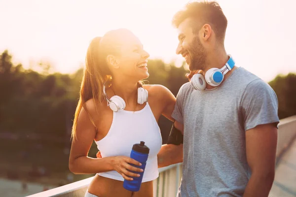 Mann und Frau während der Joggingpause — Stockfoto