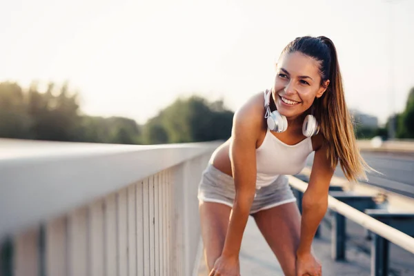 Nő vesz szünetet jogging — Stock Fotó