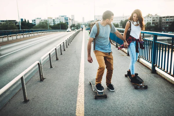 Casal atraente andar de skate — Fotografia de Stock