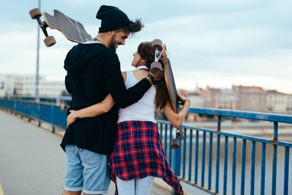 Attraktivt par bära skateboards — Stockfoto