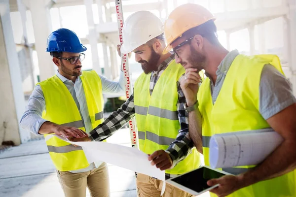 Porträt der Bauingenieure bei der Arbeit — Stockfoto