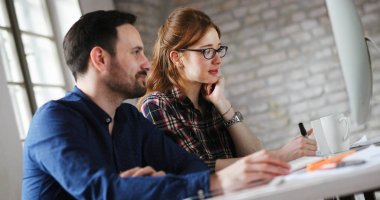  bilgisayarda çalışarak çekici tasarımcılar