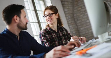  bilgisayarda çalışarak çekici tasarımcılar