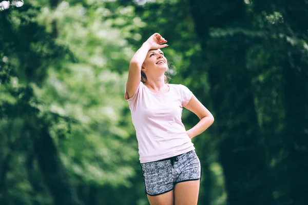 Mulher bonita jogging na natureza — Fotografia de Stock