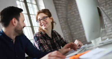  bilgisayarda çalışarak çekici tasarımcılar