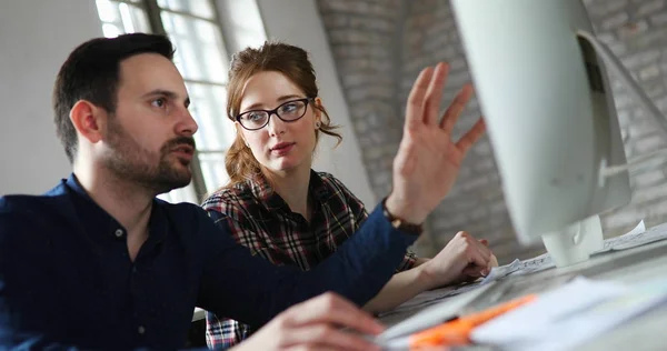 Diseñadores atractivos que trabajan en la computadora — Foto de Stock