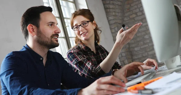 Aantrekkelijke ontwerpers werken op de computer — Stockfoto