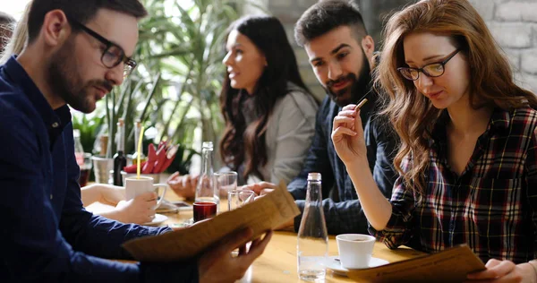 Colegas de trabalho socialização em restaurante — Fotografia de Stock