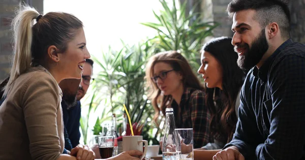 Colegas del trabajo socializando en el restaurante —  Fotos de Stock