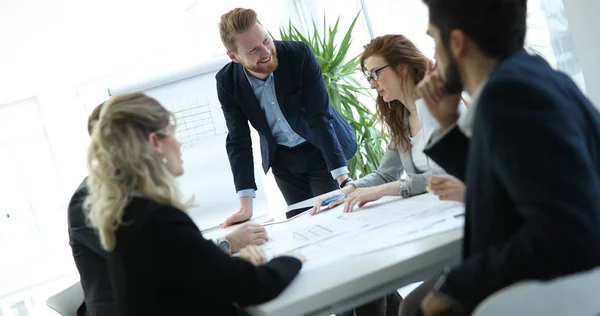 Architekten arbeiten gemeinsam an Projekt — Stockfoto