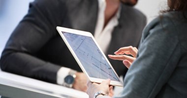 businessewoman tablet kullanma