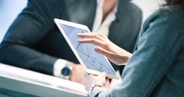 businessewoman tablet kullanma