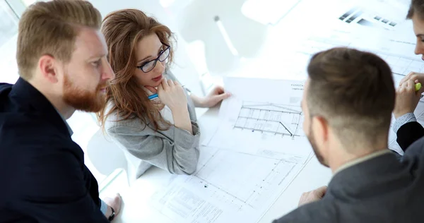 Arquitectos trabajando juntos en el proyecto — Foto de Stock