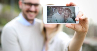 Çift selfies alarak aşık 