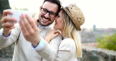 Eğleniyor ve bir selfie çekici çift