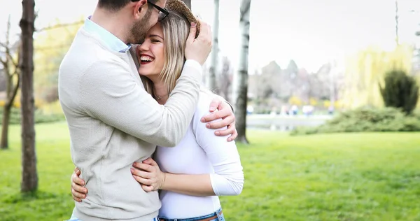 Verliefde paar knuffelen in park — Stockfoto