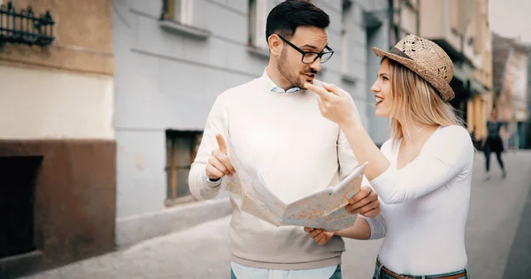 Touristenpaar erkundet Stadt — Stockfoto