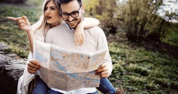 Pareja turística explorando ciudad — Foto de Stock