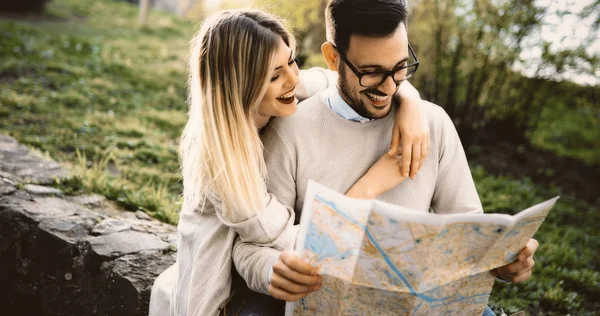 Pareja viajando y turismo — Foto de Stock