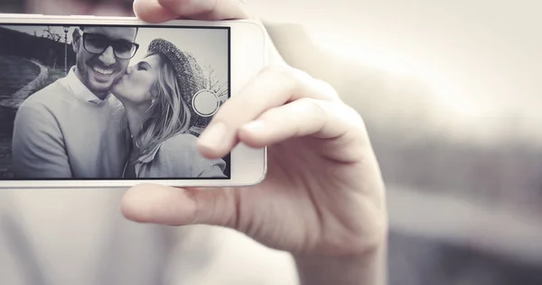 Pareja enamorada tomando selfies — Foto de Stock