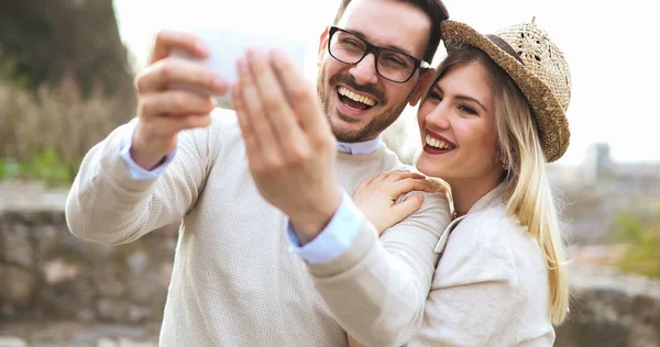 Casal se divertindo e tirando uma selfie — Fotografia de Stock