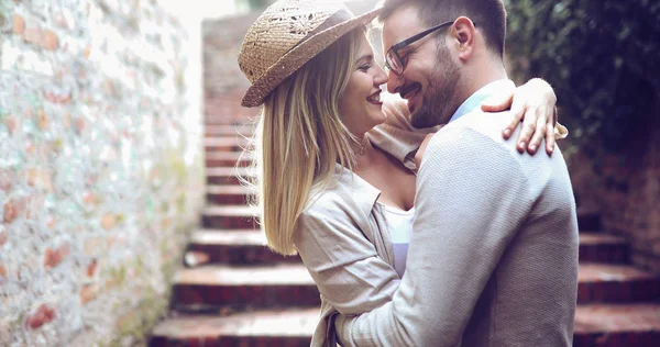 Lyckliga paret leende och dating utomhus — Stockfoto