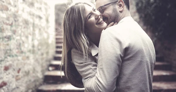 Jovem casal feliz está desfrutando fora — Fotografia de Stock