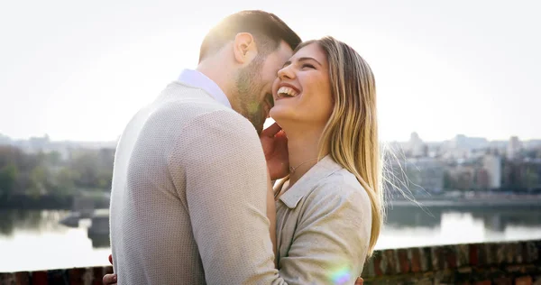 Casal beijando namoro na ponte — Fotografia de Stock